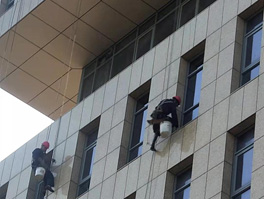 建筑物如何進行高空外墻清洗呢？